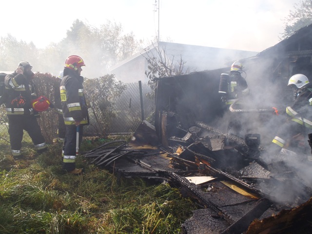 Piętnastu strażaków gasiło pożar. Ogień rozprzestrzenił się na cały domek