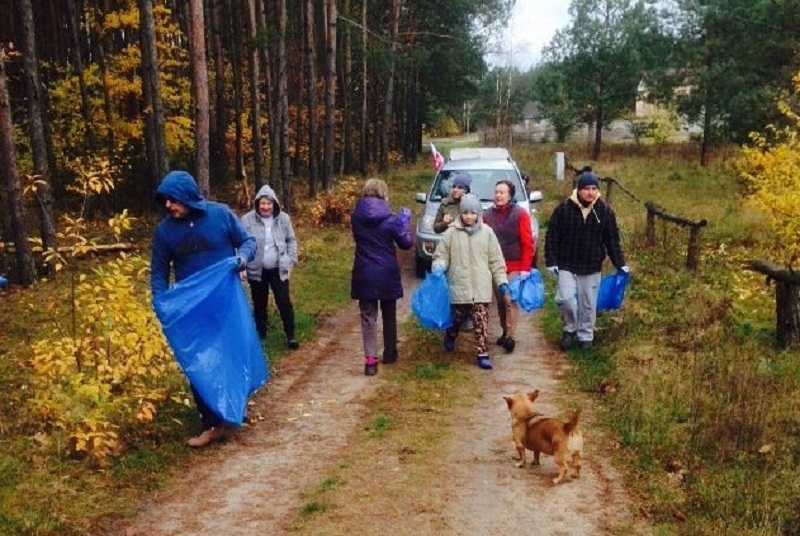 Mieszkańcy wsi sprzątają po przyjezdnych. Zaśmiecone lasy i ścieżki