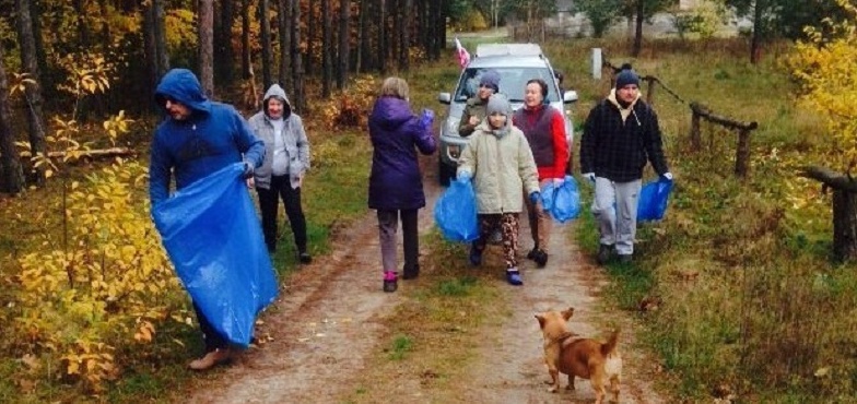 Mieszkańcy wsi sprzątają po przyjezdnych. Zaśmiecone lasy i ścieżki