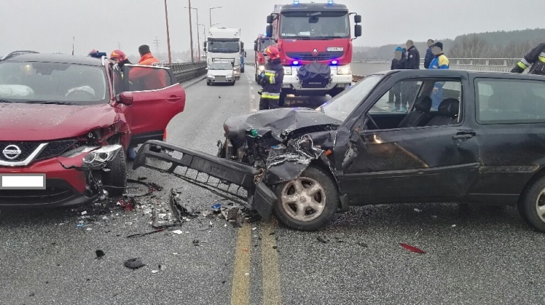 Wypadek na przeprawie. Czołowe zderzenie przy wyprzedzaniu. Konin stoi w korkach 