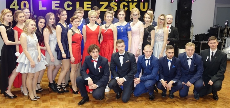 Czerwone podwiązki i polonez z dyrektorami. Setna studniówka CKU