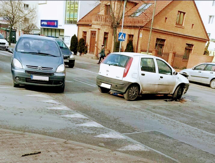 Dwa samochody zderzyły się na Alejach 1 Maja. Pas zablokowany