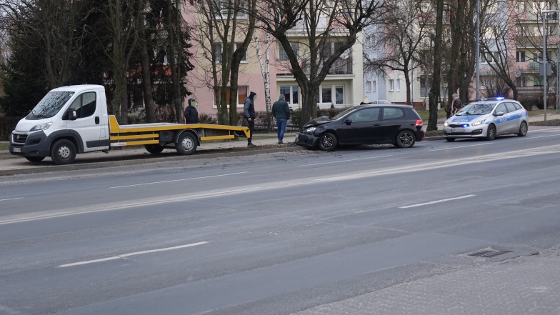 Ktoś zajechał mu drogę. Volkswagen zatrzymał się na drzewie 