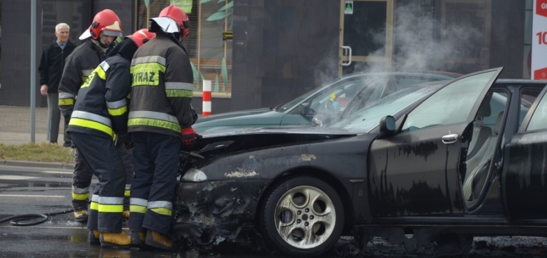 Na Kleczewskiej pali się samochód. Na miejscu strażacy