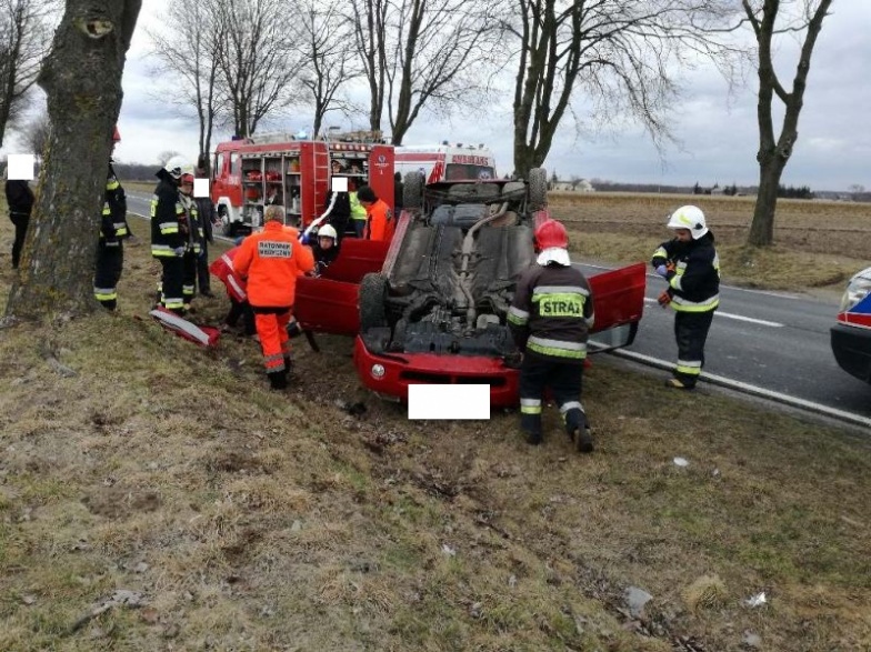 Chciał uniknąć zderzenia, zjechał na pobocze i dachował w rowie. 82-letnia kobieta w szpitalu
