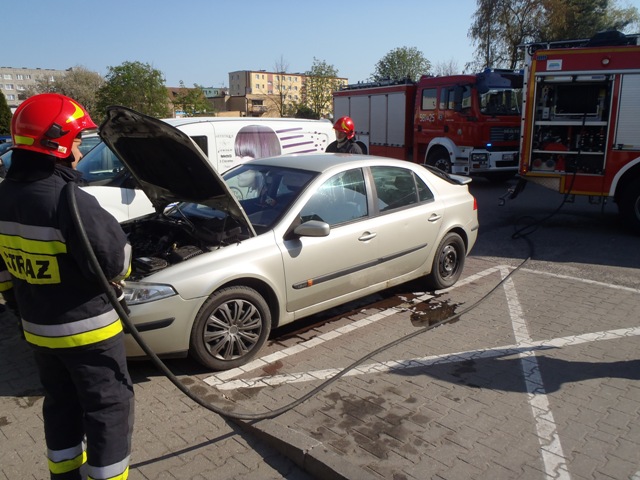 Pożar samochodu w Słupcy. Dym wydobywał się z komory silnika