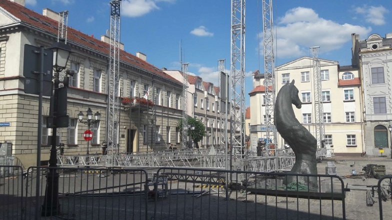 Rozpoczęły się przygotowania do Koncertu Świętojańskiego. Na rynku powstaje wielka scena