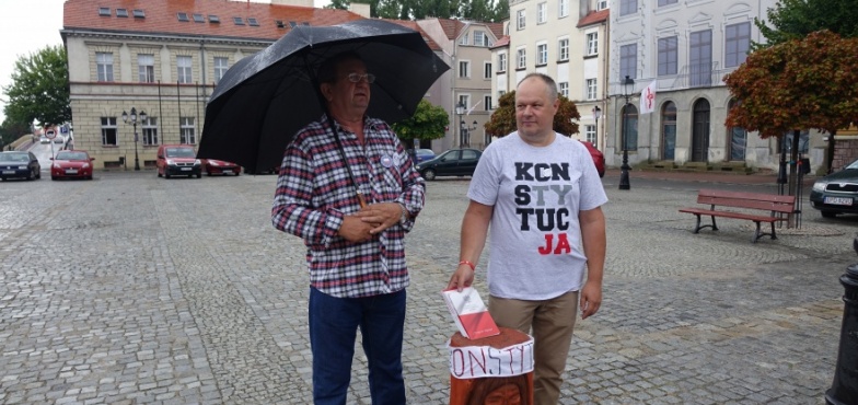 „Konstytucja” także na konińskim rynku. Szarfa zawisła na rzeźbie