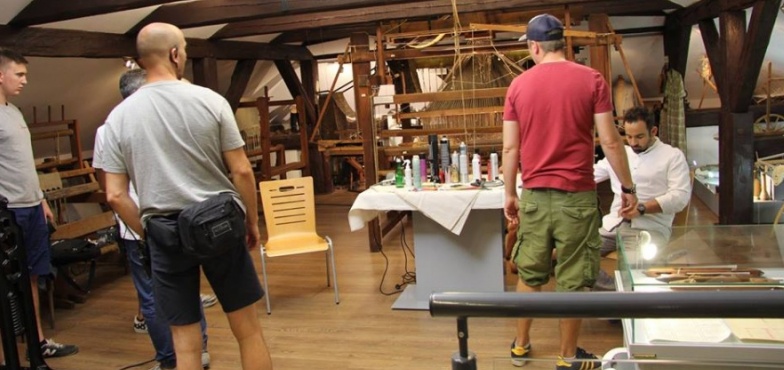 Nietypowi goście w muzeum. Wśród eksponatów powstał odcinek „Afery fryzjera” 
