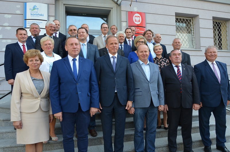 Zrobili sobie wspólne zdjęcie na koniec kadencji. To była przedostatnia sesja w powiecie