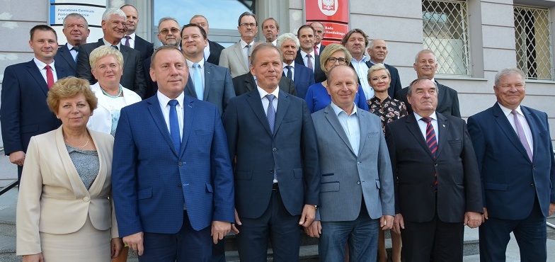 Zrobili sobie wspólne zdjęcie na koniec kadencji. To była przedostatnia sesja w powiecie