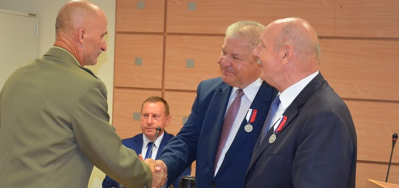 Liga Obrony Kraju wyróżniła medalami wicestarostę i naczelnika