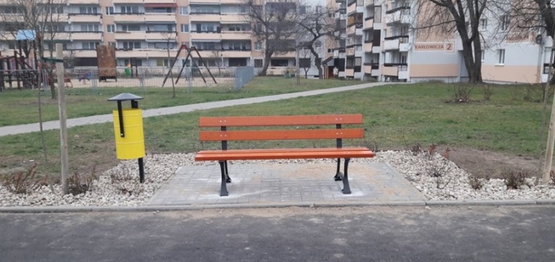Kolejny fragment ul. Chopina wygląda lepiej. Są też ławki i zieleń 