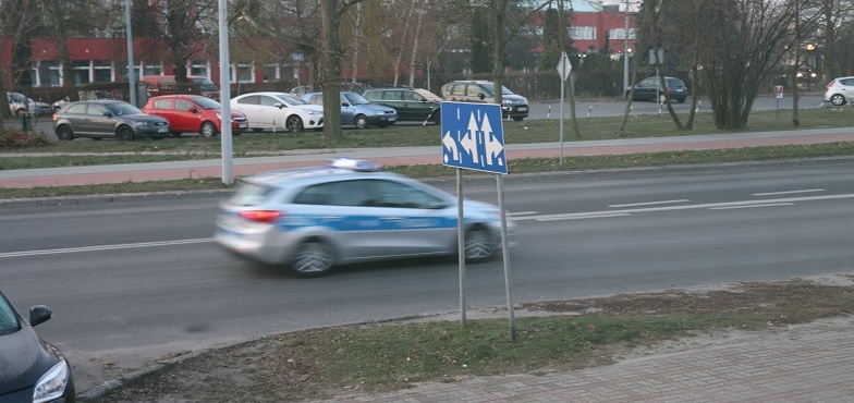 Radiowozy na sygnale o poranku w Koninie. Jadą na szczyt klimatyczny do Katowic 