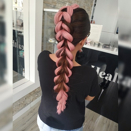 To będzie hit lata 2021. Drobne warkoczyki i „baby braid”