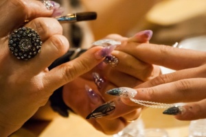 Drapieżne szpice paznokci i ostra kolorystyka. Russian style – tylko na pokazy mistrzostw Nail-Art?