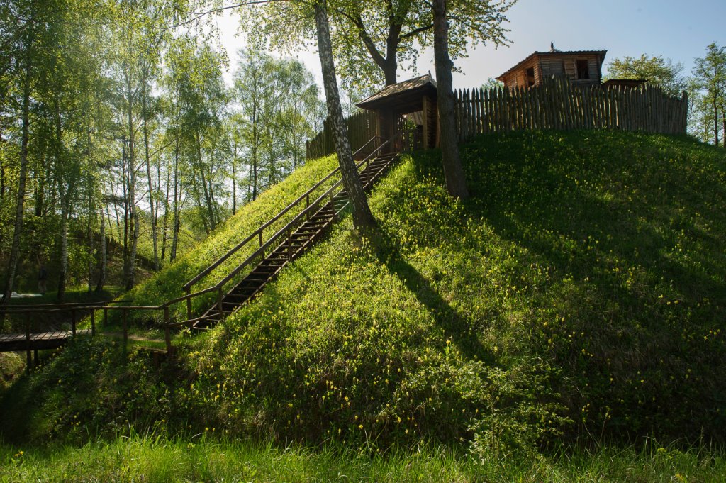 Skansen archeologiczny w Mrówkach k/Wilczyna, średniowieczny gród obronny z wieżą strażniczą.