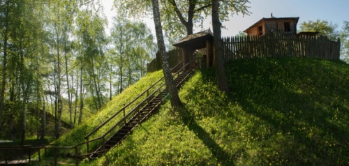 Skansen archeologiczny w Mrówkach k/Wilczyna, średniowieczny gród obronny z wieżą strażniczą.