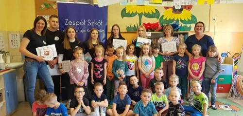 Klasa fryzjerska z Kopernika z wizytą u "Biedroneczek" z przedszkola w Żychlinie